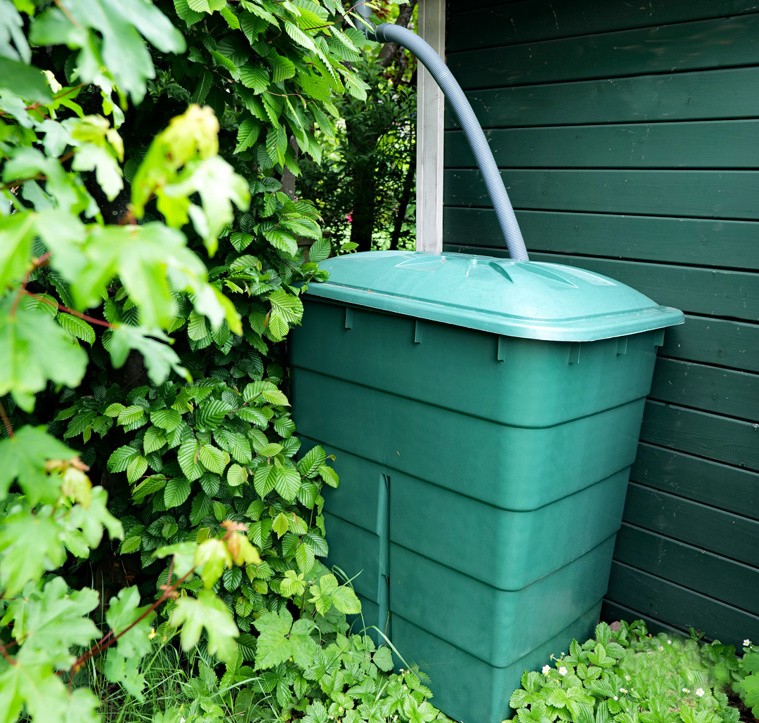Regenauffangbehälter am Gartenhüttendach